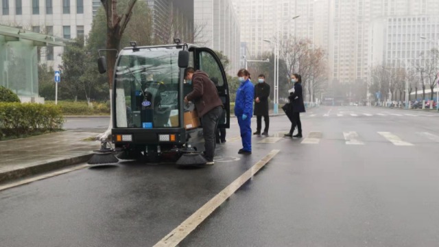  駕駛式掃地機(jī)雨天該不該用？