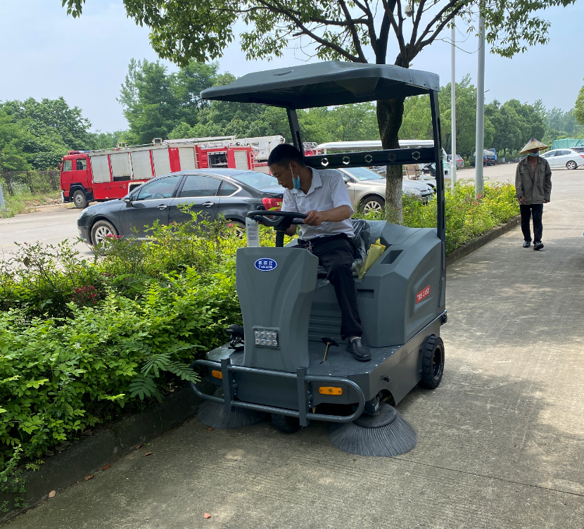 駕駛式電動(dòng)掃地車