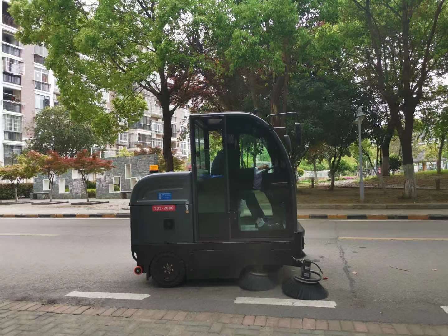 駕駛式掃地車